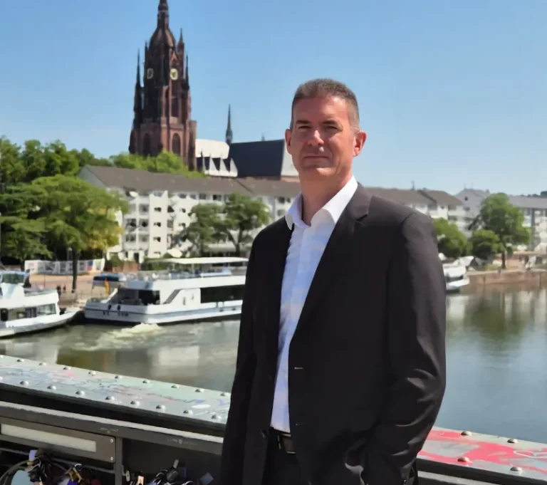 Peter Schmitz, Inhaber von Schmitz & Mann Immobilien, am Mainufer in Frankfurt