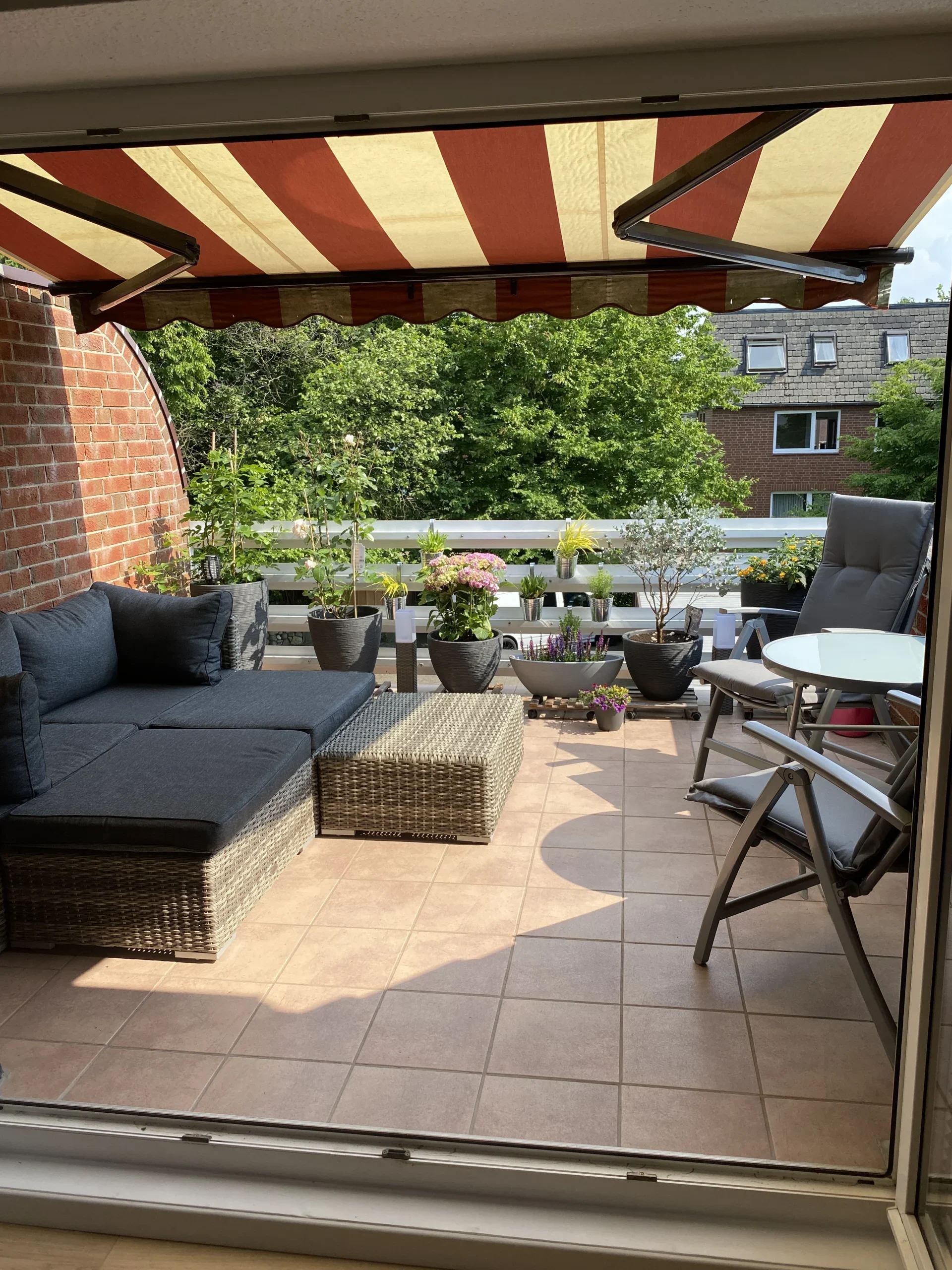 Terrasse mit Markise und Gartenmöbeln, Wohnung in Hamburg-Schnelsen
