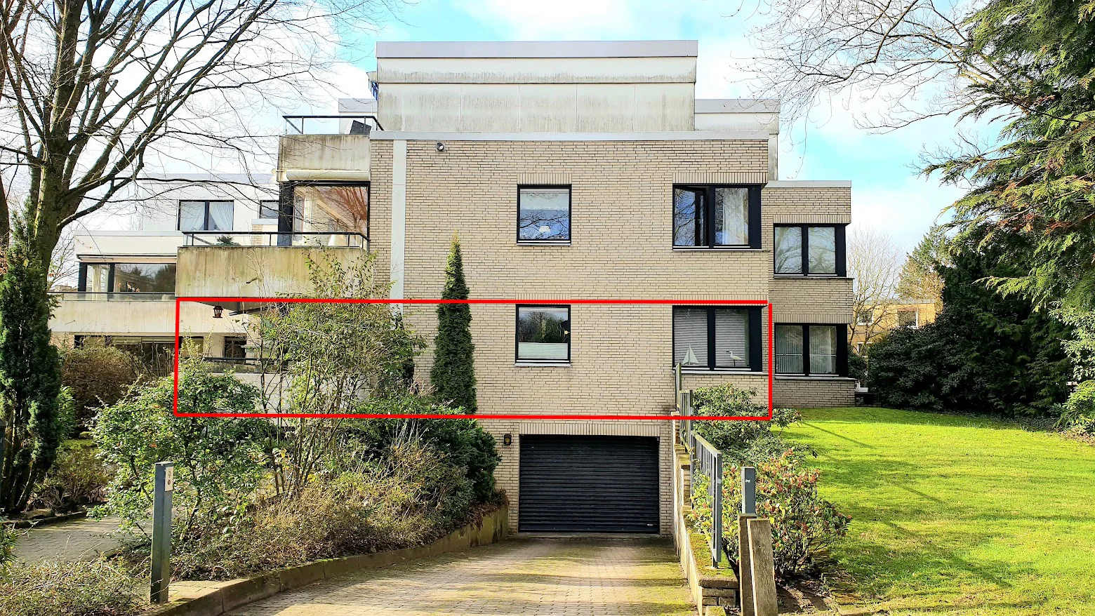 Außenansicht der Wohnanlage in Hamburg-Farmsen, die angebotene Wohnung ist rot markiert