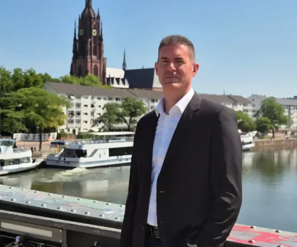 Peter Schmitz, Inhaber von Schmitz & Mann Immobilien, am Mainufer in Frankfurt