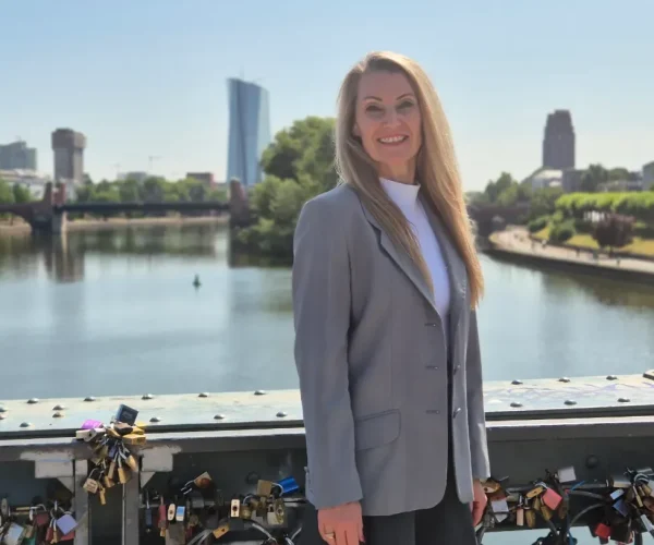 Jana Schemmel, Immobilienberaterin bei Schmitz & Mann Immobilien, am Mainufer in Frankfurt