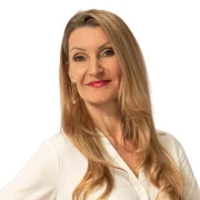 Portait von Jana Schemmel bei Schmitz und Mann Immobilien